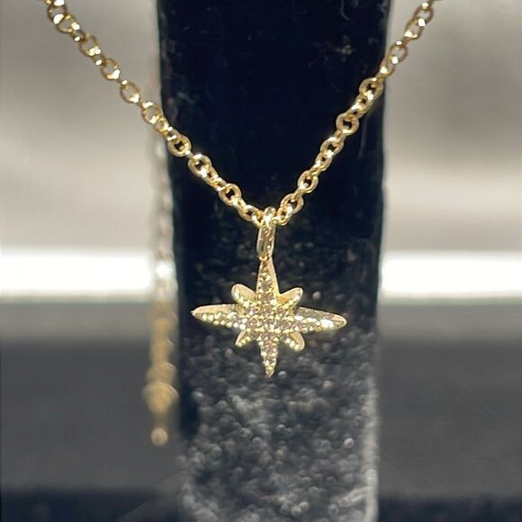 Delicate small necklace with star pendant - Picture 1 of 6